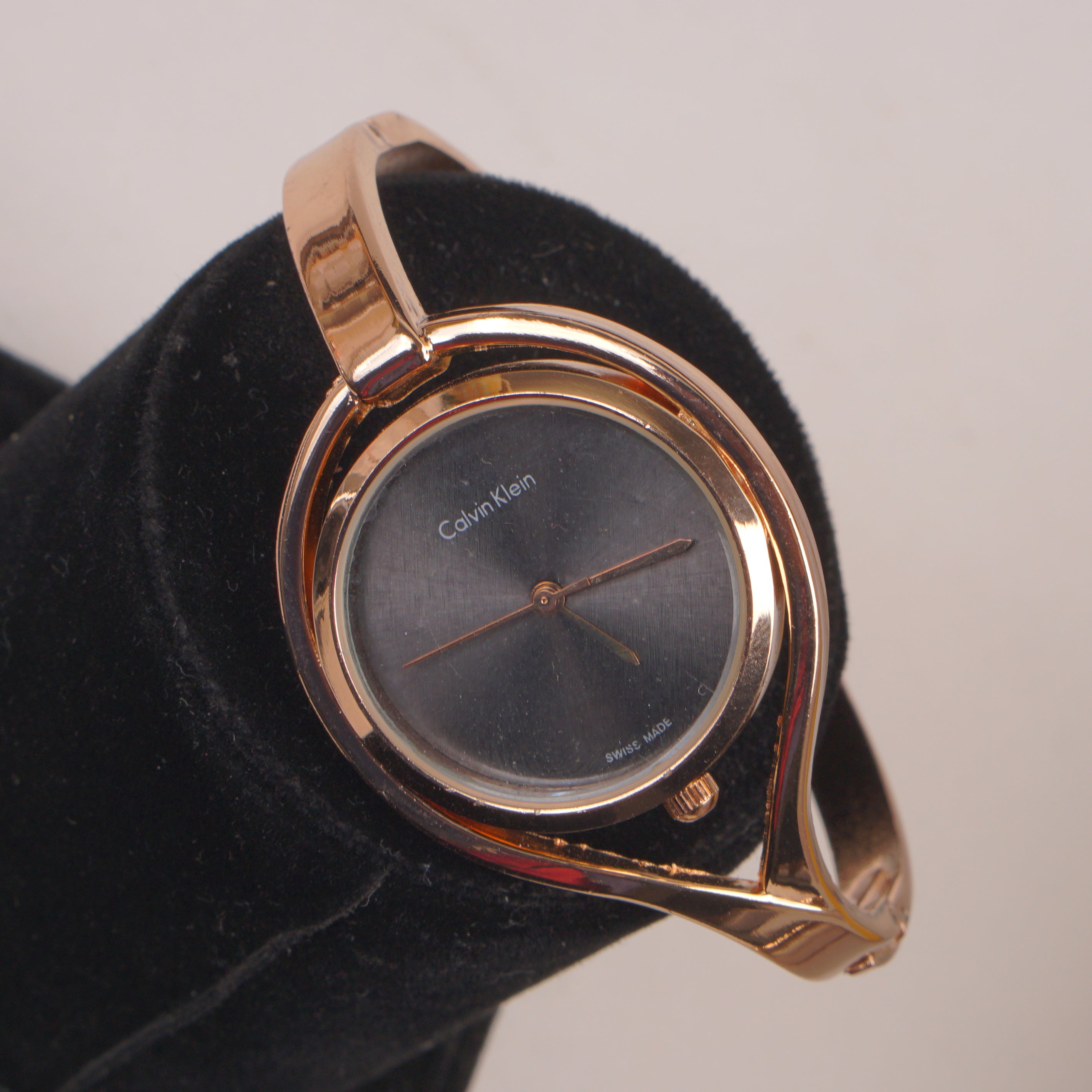 women rosegold black watch Pakistan